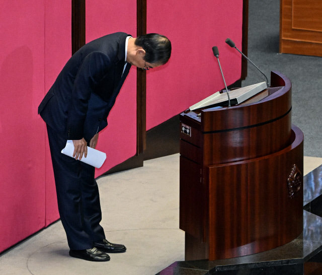 한덕수 대통령 권한대행 국무총리가 24일 서울 여의도 국회 본회의장에서 추가경정예산안 시정연설을 하며 인사하고 있다. 국회사진기자단=연합뉴스.